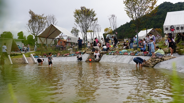 贵州龙里:近郊休闲游热度高涨 游客沉浸式感受乡村文旅别样魅力