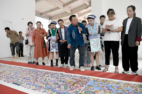 贵州龙里:苗族画师绘制70米苗画祝福黔南州庆
