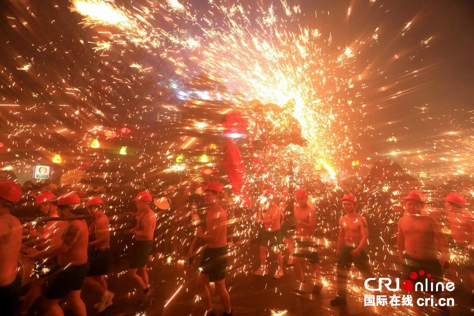 贵州台江:“舞龙嘘花”闹元宵