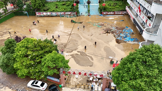 贵州长顺:洪水退去清淤忙 党员群众齐心重建家园