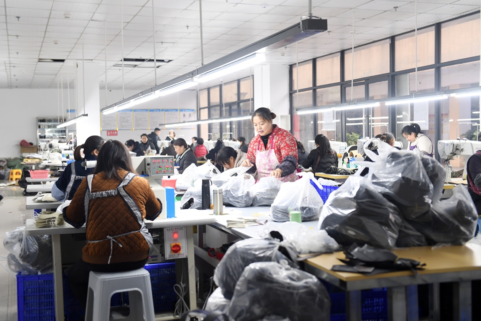 贵州仁怀:“微工厂”助力家门口就业增收