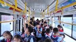 贵州丹寨：定制公交纾堵点 贴心守护少年行