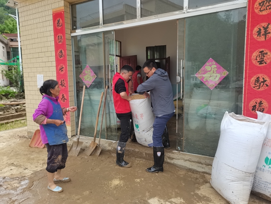 贵州长顺:洪水退去清淤忙 党员群众齐心重建家园