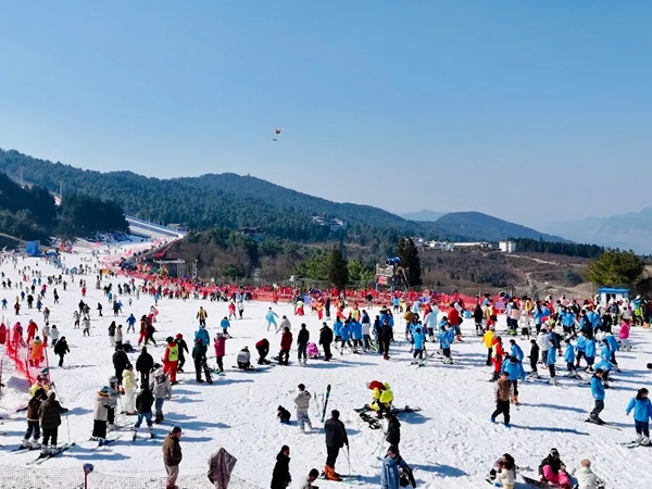 六盘水玉舍雪山滑雪场开板火爆 点燃南国冰雪激情