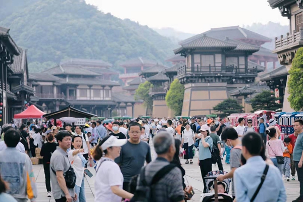 贵州都匀秦汉影视城以“影视+”激活西南文旅新赛道