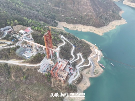 135吨“钢铁巨臂”飞跨峡谷,黄百铁路贵州段迎来关键节点