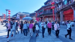 首架东南亚入境包机抵黔南 160余名游客盛赞都匀“名不虚传”