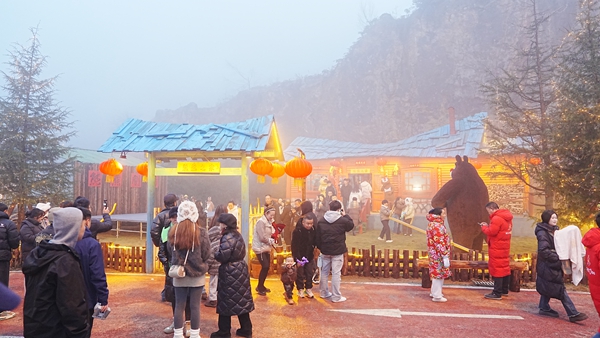 贵州六盘水梅花山“南国雪乡”主题乐园试营业人气爆棚