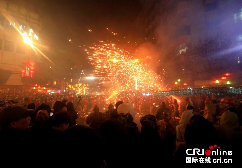 贵州台江:“舞龙嘘花”闹元宵