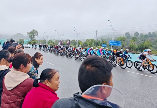 一园绿水一叶毛尖 环贵州S6最长赛段穿行都匀