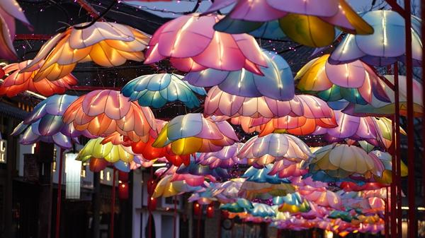 新春新气象 | 贵州丹寨:千灯会流光溢彩 打铁花惊艳绽放引客来