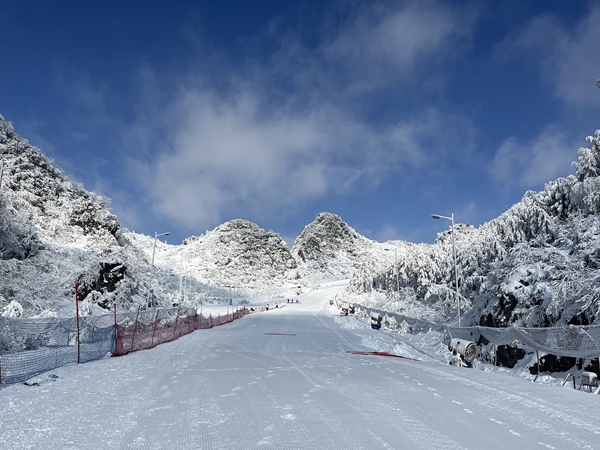 六盘水梅花山国际滑雪场中级道正式开放