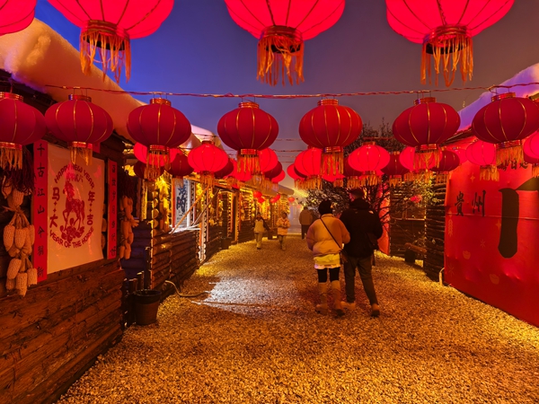 贵州六盘水梅花山“南国雪乡”主题乐园试营业人气爆棚