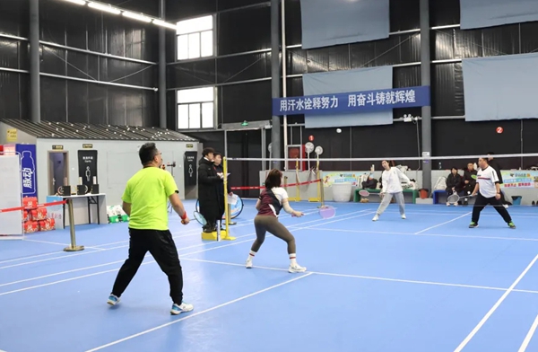 以球会友 直播助农 贵州独山举办3v3羽毛球追逐赛