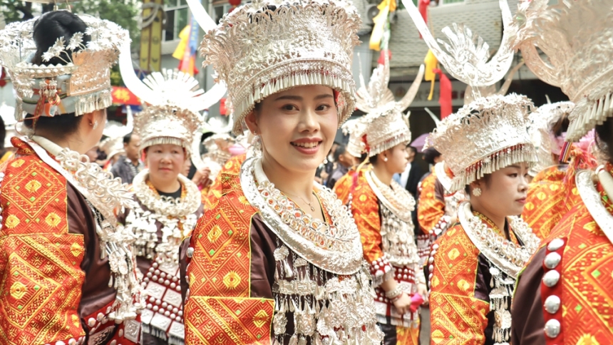 贵州台江苗族姊妹节上演万人盛装游演 20余支队伍共绘“流动的非遗盛宴”