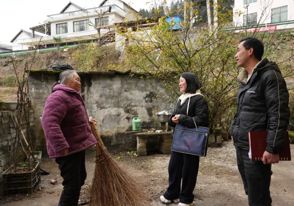 六盘水市六枝特区:第一书记曹敏从“外来干部”变身“村里小敏”