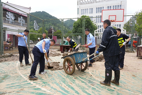 贵州长顺:洪水退去清淤忙 党员群众齐心重建家园
