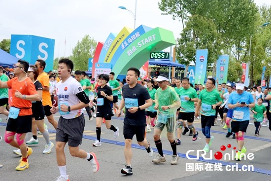 2026遵义马拉松鸣枪起跑 1.2万名跑者竞逐“最速赛道”