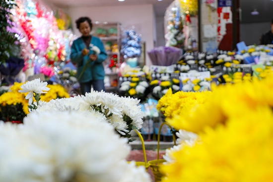 贵州天柱:一束鲜花寄哀思 文明祭扫树新风