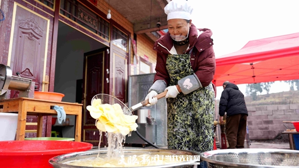 “定制化口味+电商”,百里杜鹃一村民的“炸洋芋”远销省外