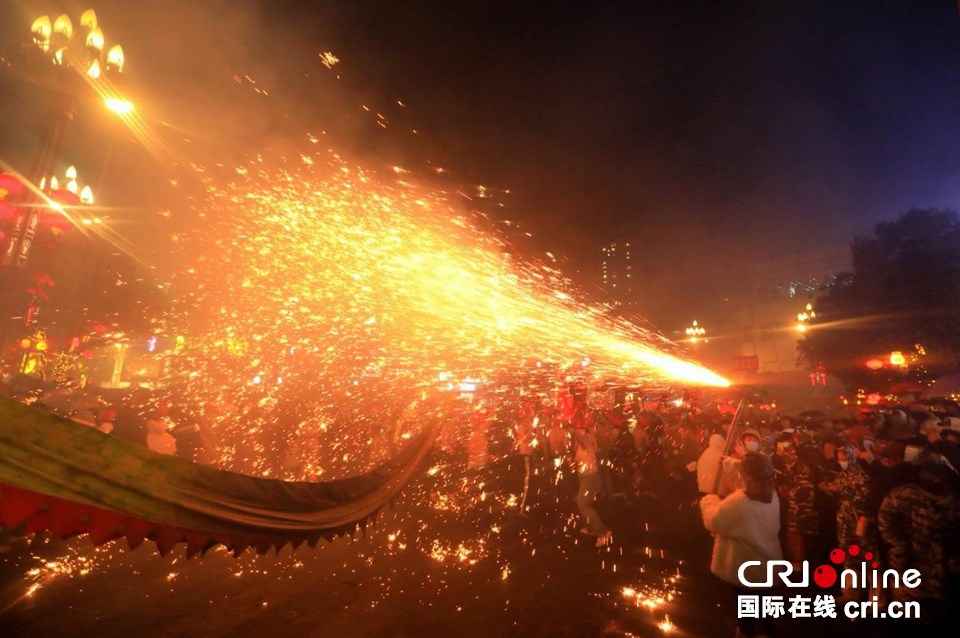贵州台江:“舞龙嘘花”闹元宵