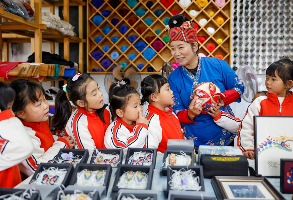 贵州施秉:萌娃沉浸式体验非遗魅力