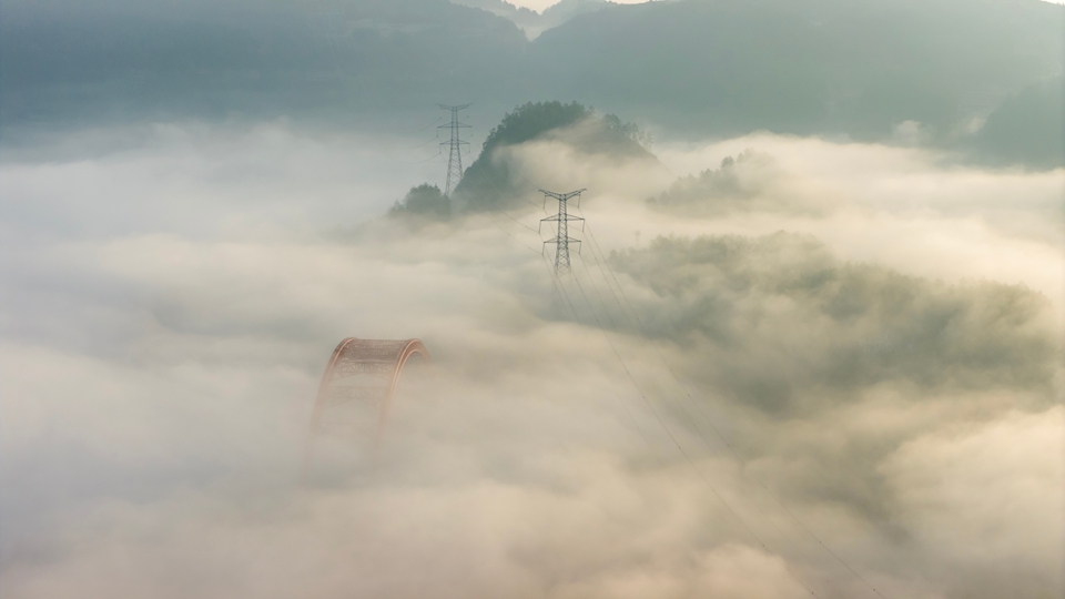 贵州施秉:江凯河大桥云雾缭绕 景色美