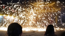 新春新气象 | 贵州丹寨：千灯会流光溢彩 打铁花惊艳绽放引客来