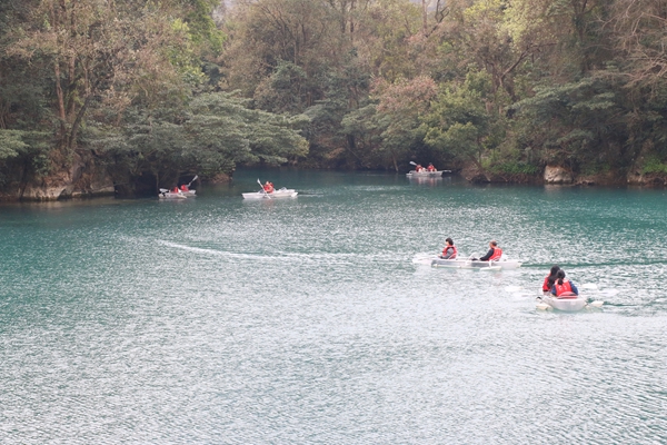 游船赏花享春光 贵州荔波小七孔又有新“花样”