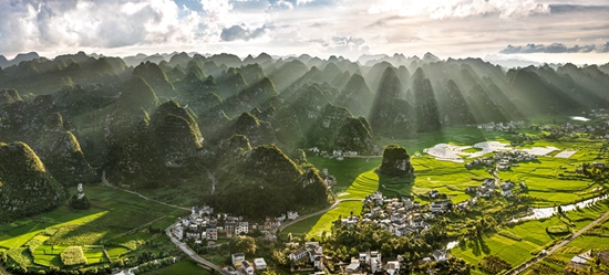 盘兴高铁:钢铁长龙穿越喀斯特奇山秀水