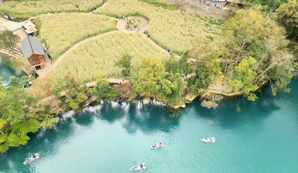 游船赏花享春光 贵州荔波小七孔又有新“花样”