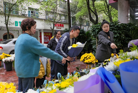 贵州天柱:一束鲜花寄哀思 文明祭扫树新风