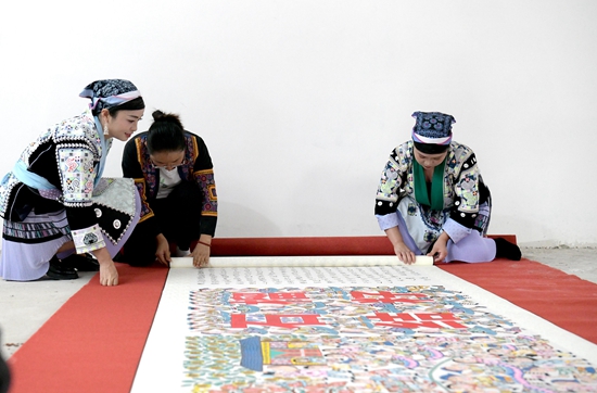 贵州龙里:苗族画师绘制70米苗画祝福黔南州庆
