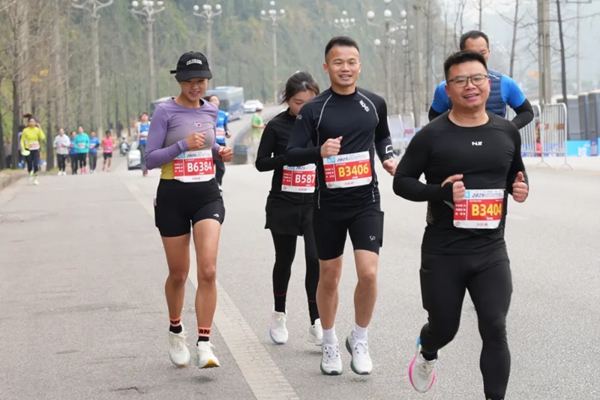 2025多彩贵州马拉松超级联赛总决赛开赛 6000余名跑者尽览黔东南山水人文风情