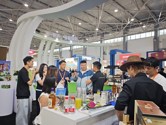 贵州仁怀:传统酱酒玩出新花样 酒博会创新出彩人气高涨