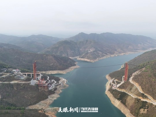 135吨“钢铁巨臂”飞跨峡谷,黄百铁路贵州段迎来关键节点