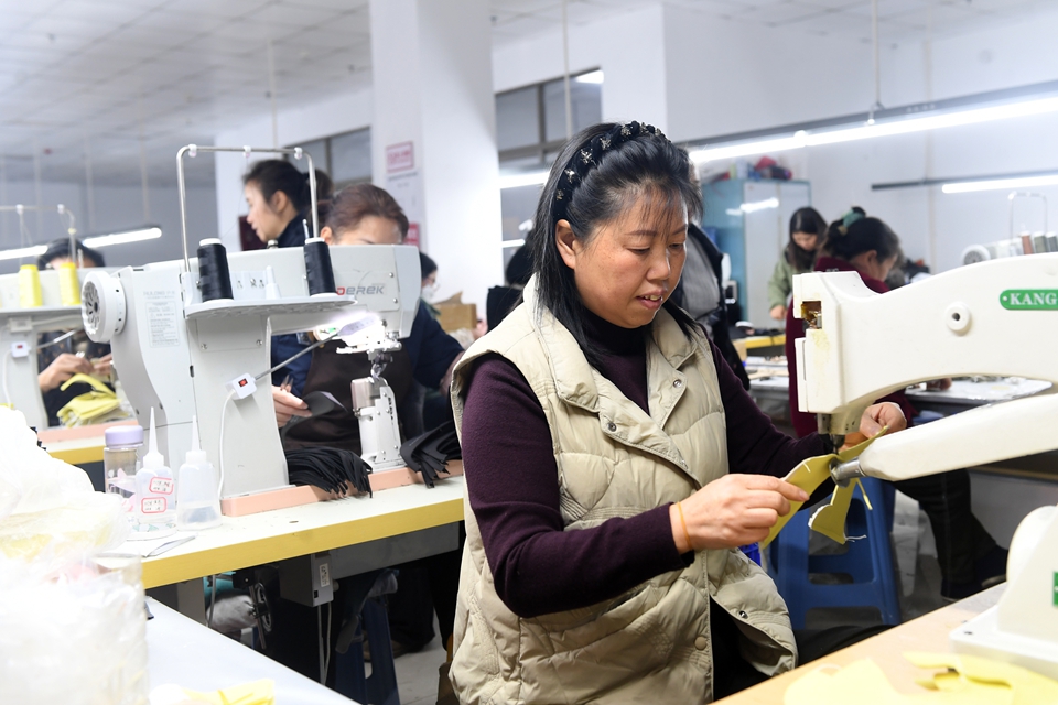 贵州仁怀:“微工厂”助力家门口就业增收