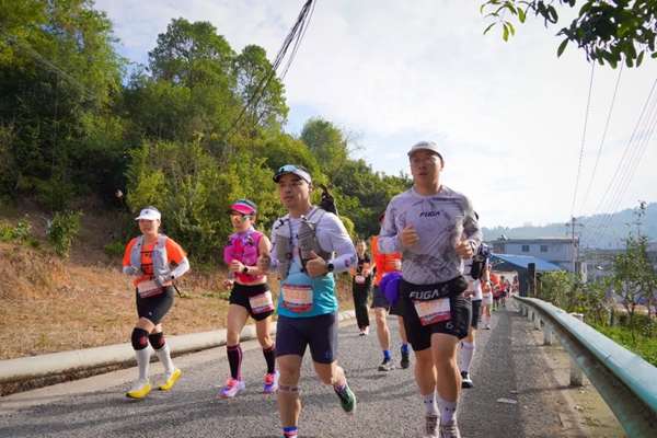 奔跑贵阳·2026贵阳十峰登山赛(云雾山站)在乌当区鸣枪开赛