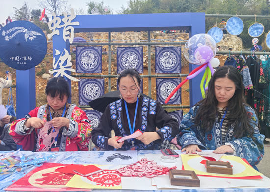 六盘水市钟山区南开苗族跳花节启幕 传统民俗焕发时代新彩