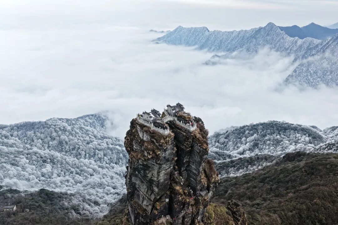 贵州铜仁:梵净山迎2026初雪 绘就冬日童话画卷