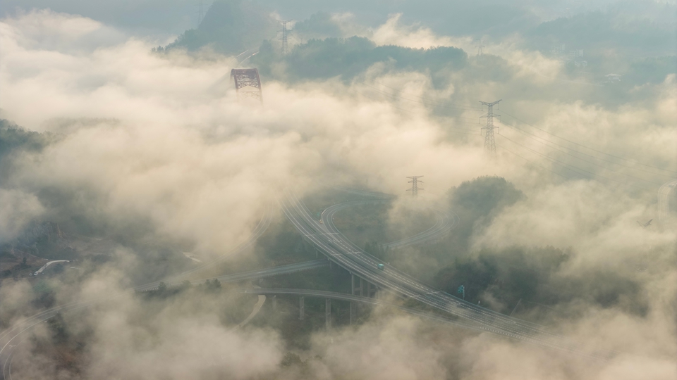 贵州施秉:江凯河大桥云雾缭绕 景色美
