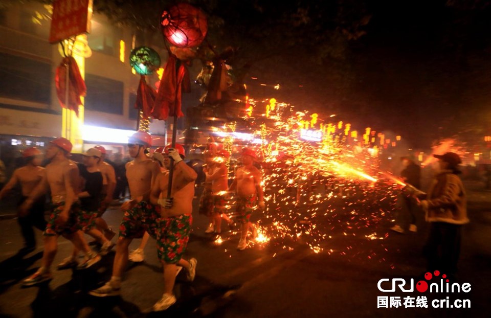 贵州台江:“舞龙嘘花”闹元宵