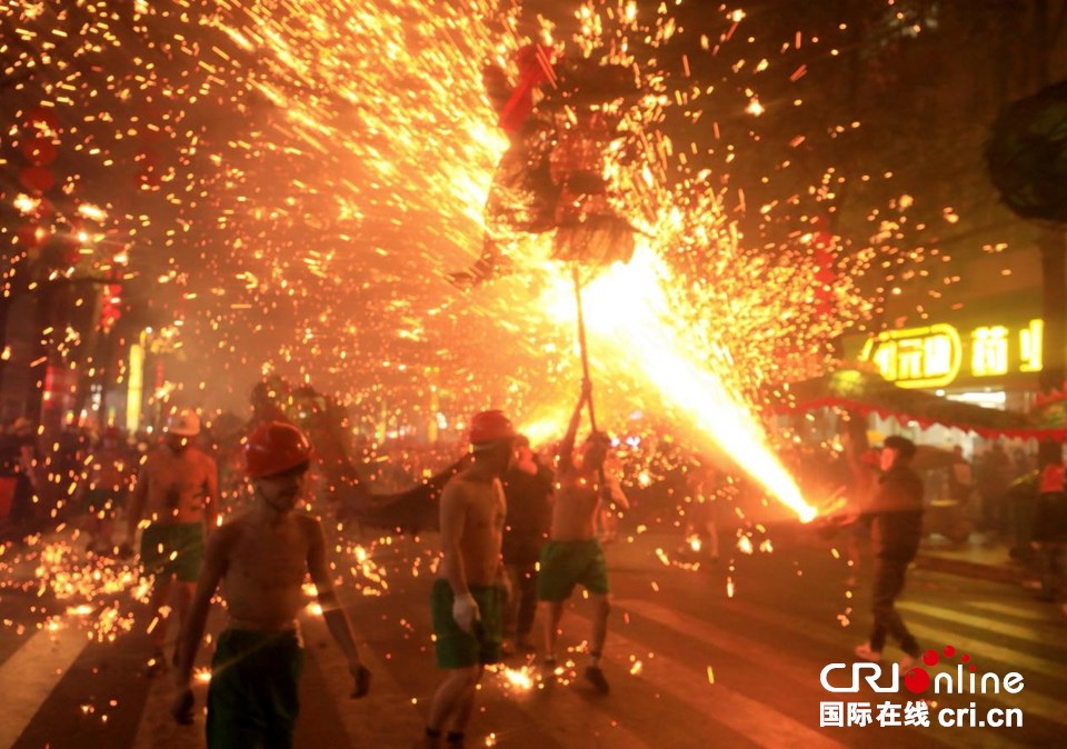 贵州台江:“舞龙嘘花”闹元宵