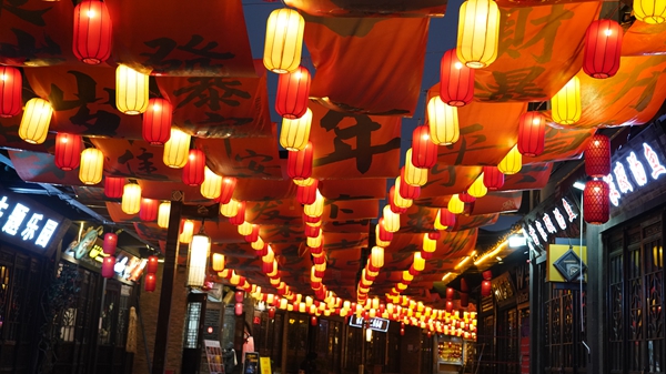 新春新气象 | 贵州丹寨:千灯会流光溢彩 打铁花惊艳绽放引客来