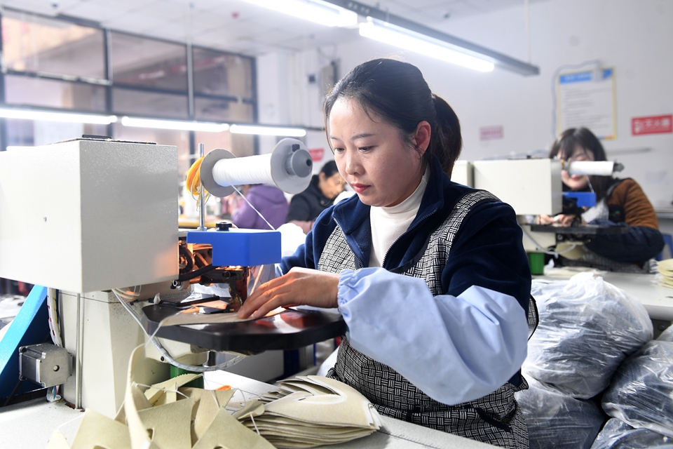 贵州仁怀:“微工厂”助力家门口就业增收