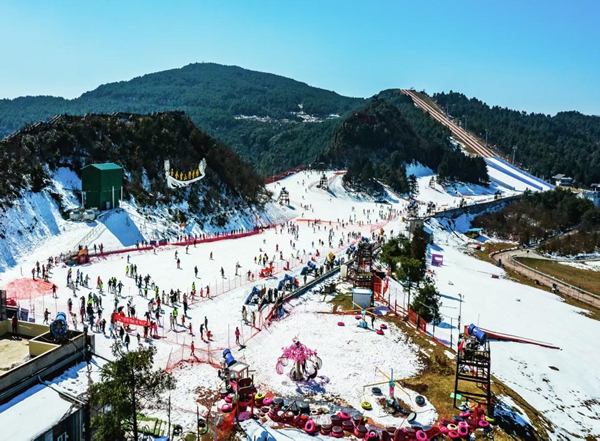 贵州六盘水:南国冰雪盛宴启幕 滑雪季推出多维沉浸体验