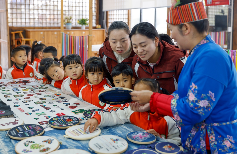 贵州施秉:萌娃沉浸式体验非遗魅力
