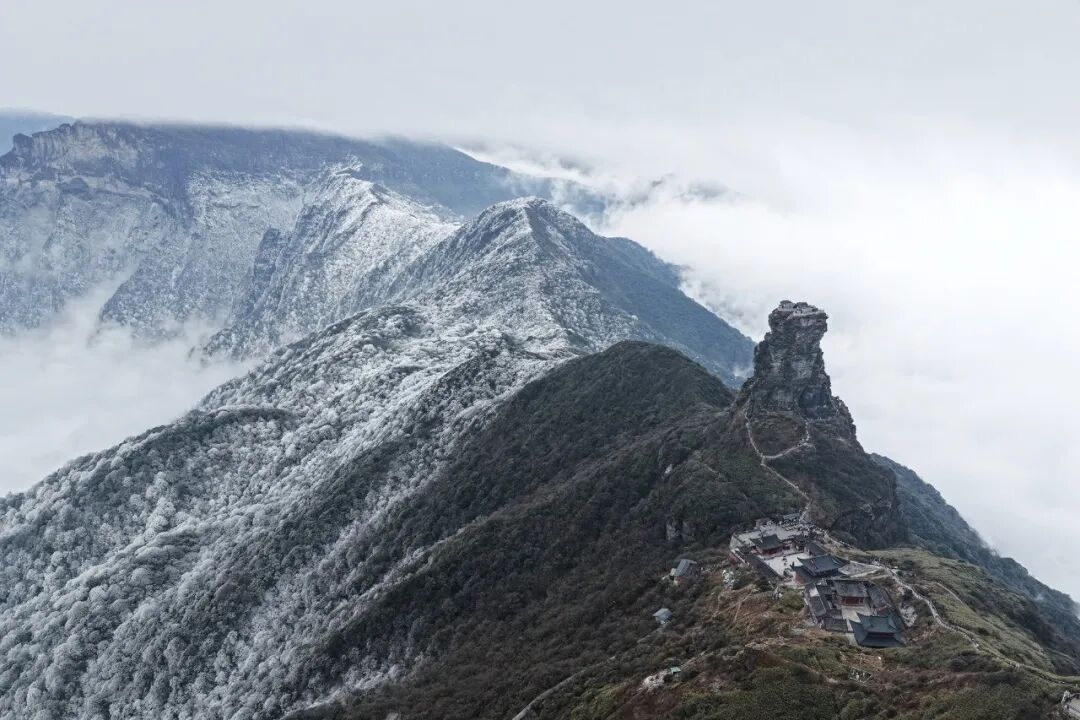 贵州铜仁:梵净山迎2026初雪 绘就冬日童话画卷