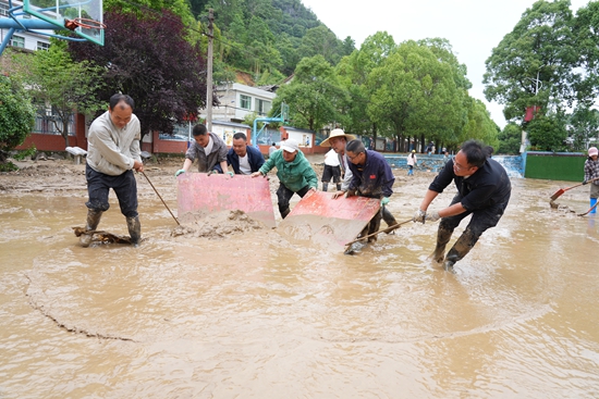 贵州长顺:洪水退去清淤忙 党员群众齐心重建家园