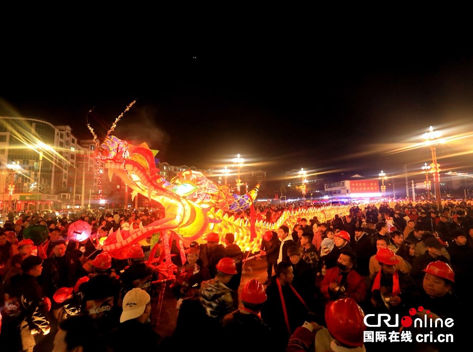 贵州台江:“舞龙嘘花”闹元宵